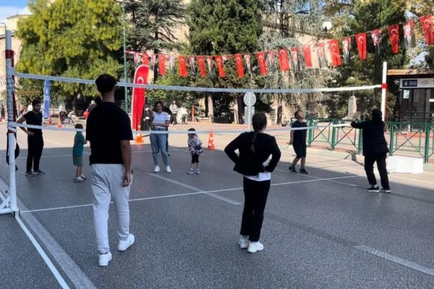 Bursa’nın en işlek caddesi 2 saat çocuklara kaldı