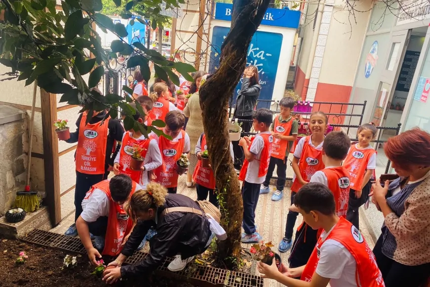 Yalova Belediyesi çocuklara doğa sevgisini aşılıyor