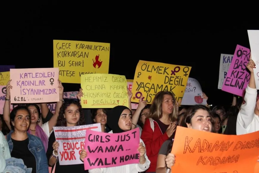 Kadın cinayetleri Çanakkale'de protesto edildi