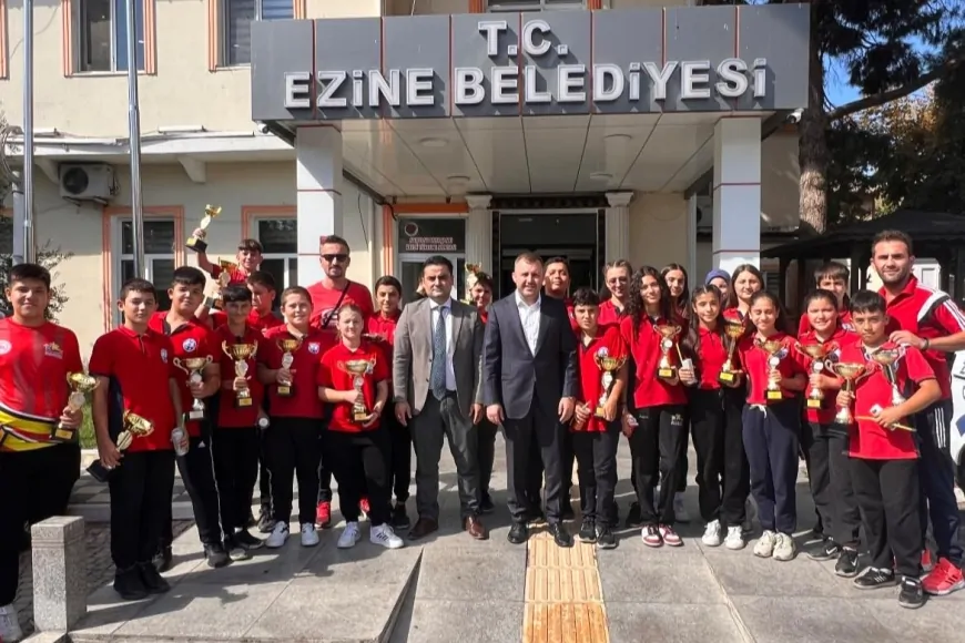 Türkiye Rekoru Kıran Ezine Gazi Ortaokulu Çanakkale’nin ve Ezine’nin Gururu Oldu