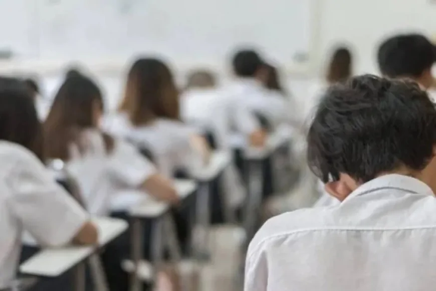 Bursa'da ortak kullanılan okul binasına 'erkek öğrenciler girmesin' yazısı